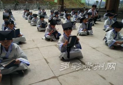 贵州六盘水一国学馆开馆 “汉服爷爷”走红网络(图2) 贵州六盘水一国学馆开馆 “汉服爷爷”走红网络(图2)