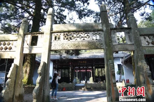 书院傍山而建,一簇楼阁庭园尽在古木的掩映之中,书院建筑美观大方。 姜涛 摄 书院傍山而建,一簇楼阁庭园尽在古木的掩映之中,书院建筑美观大方。 姜涛 摄