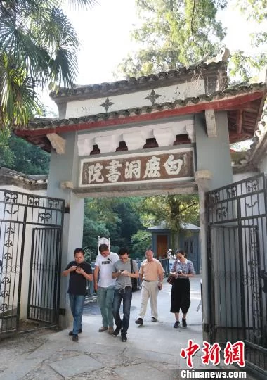 白鹿洞书院大门是一座双层飞檐单门,门上高悬明正德年间李梦阳手书的“白鹿洞书院”横额。 姜涛 摄 白鹿洞书院大门是一座双层飞檐单门,门上高悬明正德年间李梦阳手书的“白鹿洞书院”横额。 姜涛 摄