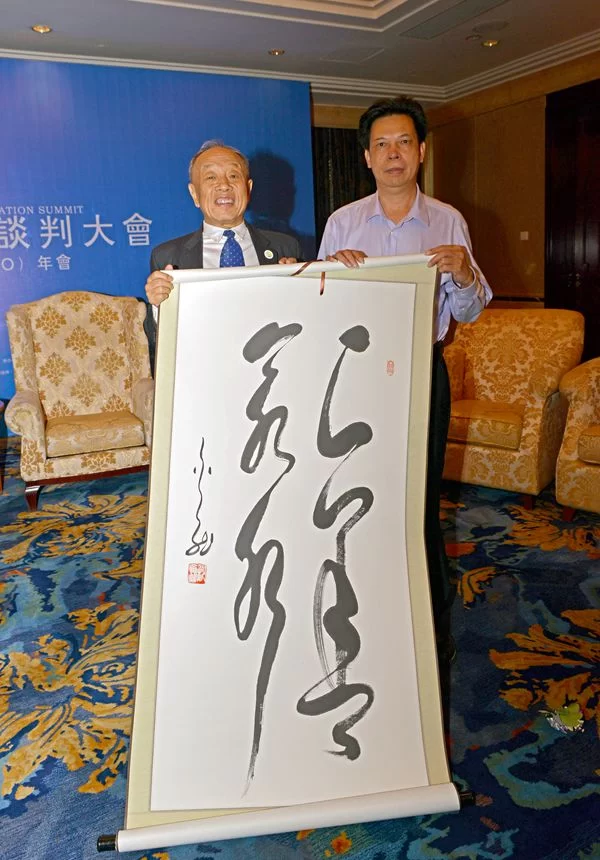 著名书法艺术家谢金龙携书法艺术专辑亮相2016亚太国际谈判大会(图5) 著名书法艺术家谢金龙携书法艺术专辑亮相2016亚太国际谈判大会(图5)