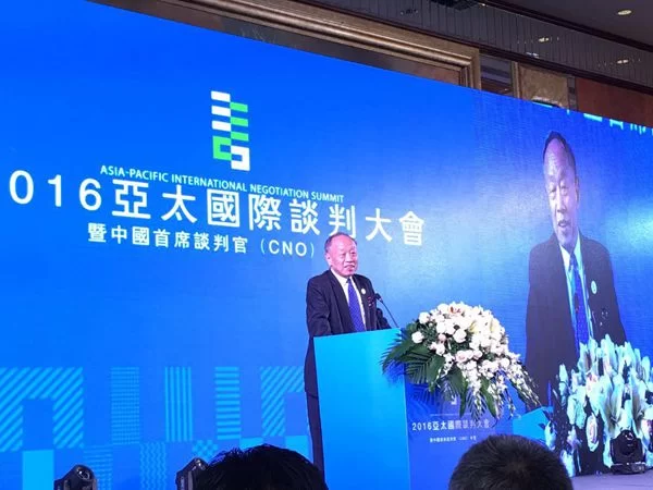 著名书法艺术家谢金龙携书法艺术专辑亮相2016亚太国际谈判大会(图2) 著名书法艺术家谢金龙携书法艺术专辑亮相2016亚太国际谈判大会(图2)