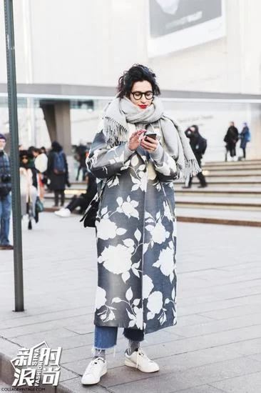 长大衣搭配运动鞋