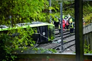 伦敦电车脱轨 7死51人伤(图1) 伦敦电车脱轨 7死51人伤(图1)