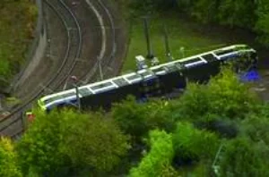 伦敦电车脱轨 7死51人伤(图2) 伦敦电车脱轨 7死51人伤(图2)