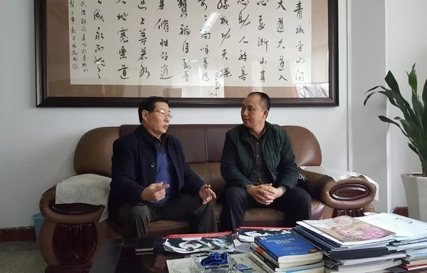 国务院特殊津贴专家、著名剧作家、西部省情研究院院长王代隆与负责人龙顺探讨文化自信和文化传承等问题