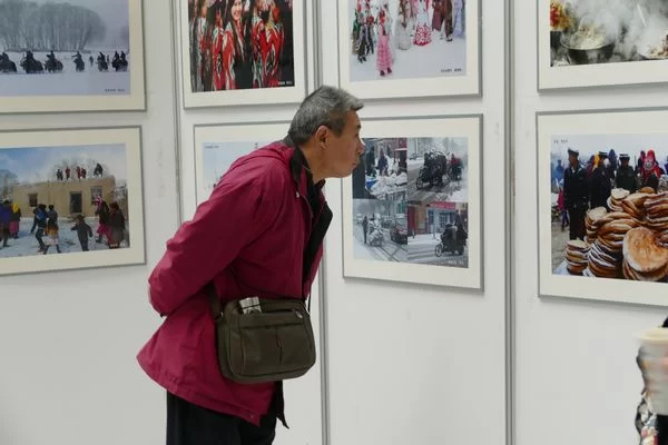 “丝绸之路冰雪风情节”摄影图片展在上海图书馆展出(图5) 观展的市民