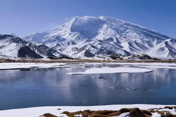 “丝绸之路冰雪风情节”摄影图片展在上海图书馆展出(图4) 《野鸭戏春》 李强