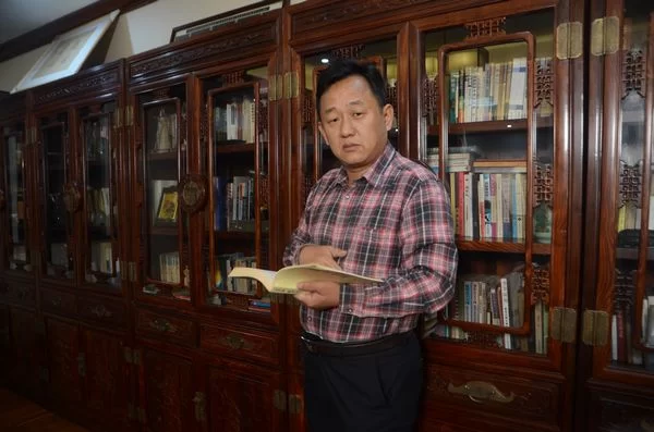 作家方舟诗歌主题沙龙暨朗诵会在东莞举行(图2) 国家一级作家方舟近照。