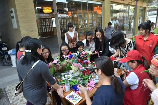 深圳、贵州携手打造设计产业链公共服务平台(图6) 沙井社区市民DIY活动现场