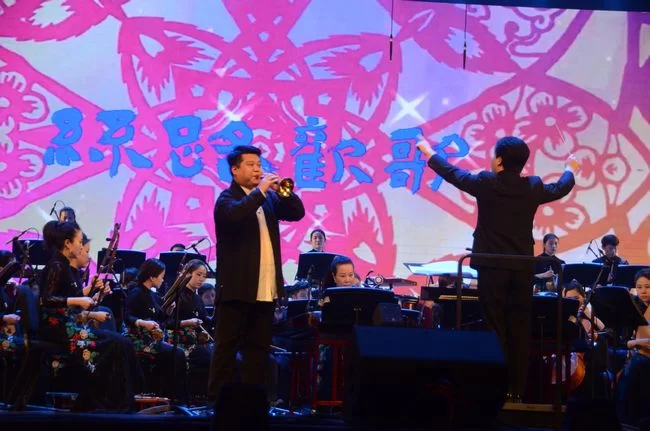 东莞“艺起来”奏鸣岭南三月之春(图3) 上半场“岭南意象”中,唢呐与乐队演奏《丝路欢歌》