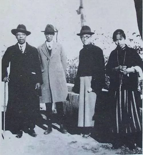 温江陈家大院修缮三年后重开: 朱颜青鬓都消改,惟剩痴情在(图19) 胡适和曹佩声(右二和右一)