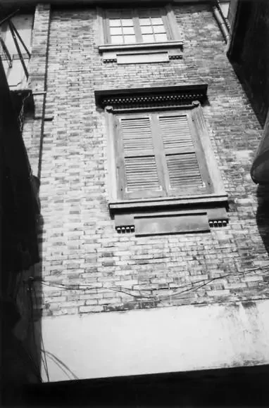 三层楼上的书房(茅盾写作《子夜》的地方)