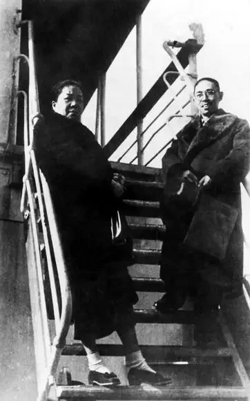 茅盾夫妇应苏联对外文化协会邀请赴苏联访问