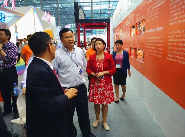 董事长谭泽斌向深圳市投资推广署领导一行介绍中孚泰