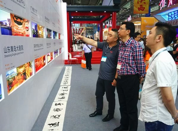 中孚泰工作人员为客户介绍&ldquo;一带一路&rdquo;剧院建设成果