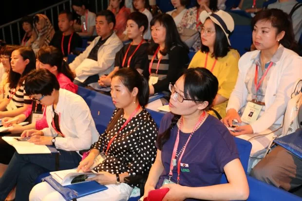 学员认真听导师讲课