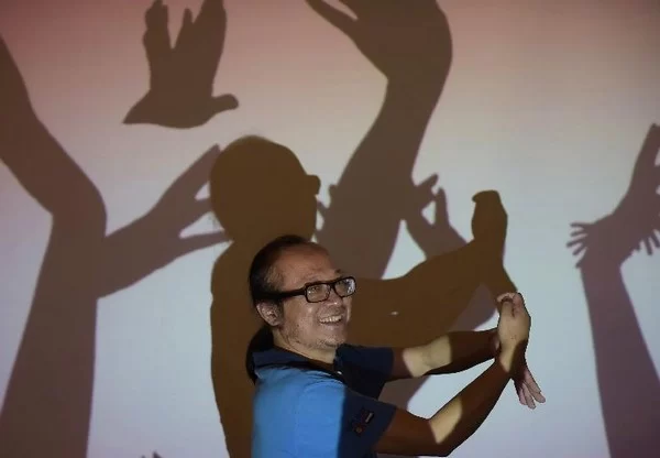 沈晓老师正在进行手影表演