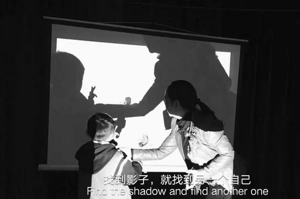 向英老师正在教授学生