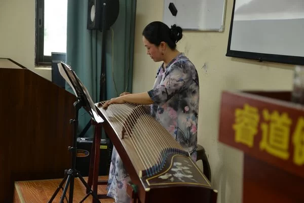 现场的古筝表演