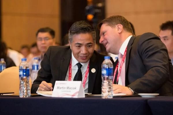 国新传媒总裁郑兆汉与国新传媒总裁郑兆汉与汇丰环球亚洲区新业务总裁 Martin  Maciak就创新问题进行交流就创新问题进行交流