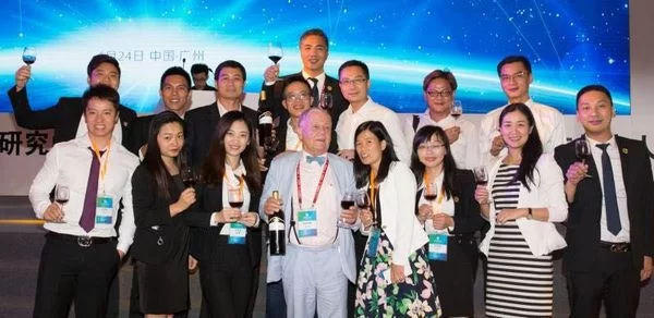 吉姆·罗杰斯与国新传媒团队共同庆祝大会圆满举办