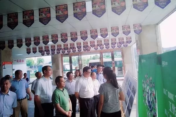 外联负责人向王伟光院长一行介绍情况