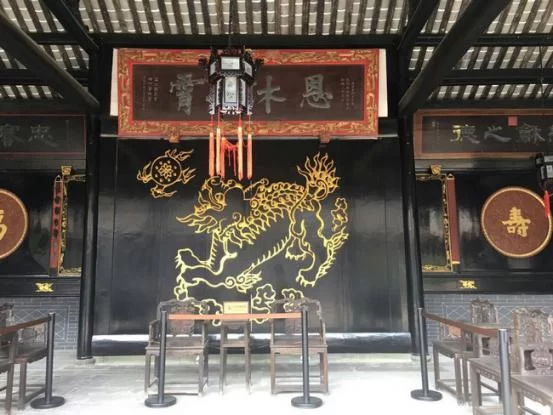 成都文艺界人士走进温江区 助力公益广告创作大赛(图3) 始建于清同治三年的综合性庭院式建筑群“陈家桅杆”内堂