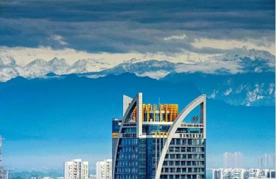 成都文艺界人士走进温江区 助力公益广告创作大赛(图5) 温江区再现“窗含西岭千秋雪,门泊东吴万里船”之“千秋雪”盛景