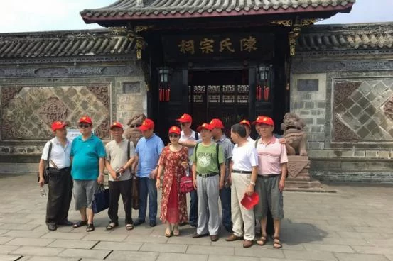 成都文艺界人士走进温江区 助力公益广告创作大赛(图6) 部分参观考察的成都文艺界人士合影