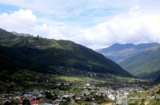 记者抵近不丹一侧军事重镇 目击印军车队集结