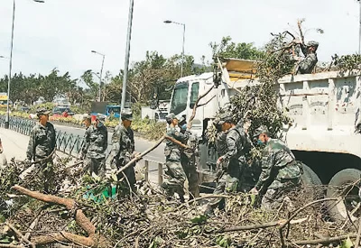 风雨中 有最可爱的人——解放军驻澳门部队协助救灾纪实(图1) 风雨中 有最可爱的人——解放军驻澳门部队协助救灾纪实(图1)