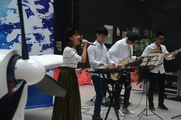 开幕式上，乐队为市民观众倾情演唱，展示了全民尚艺节“主旋”“创意”“时尚”“好玩”“共享”的精神