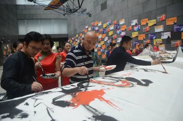 艺术家们在飞机模型上现场进行汉字涂鸦及汉字装饰绘画