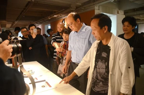中共东莞市委常委、宣传部部长杨晓棠(右三)，在东莞市文联主席周汉标(右二)等人陪同下参观开幕式创意展览