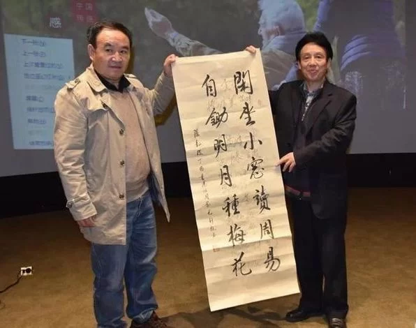 陈教授和赵枝青展示中国书画家协会理事姬长轩字画