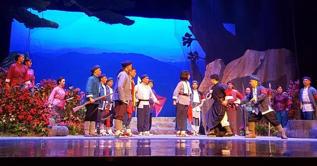 红色经典京剧《杜鹃山》“砥柱中流”剧照