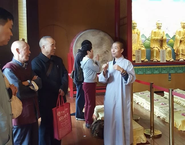 弘扬真善美 单成武书画作品“佛”“虎啸”亮相峨眉山伏虎寺(图3) 永年法师介绍情况