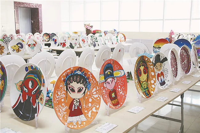 榆林职业技术学院:精美毕业展诠释美育成果(图1) 毕业生集体创作盘绘展示