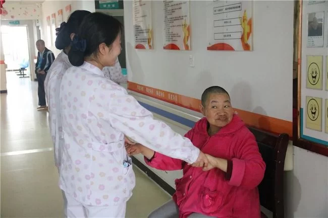 护理人员和老人在一起
