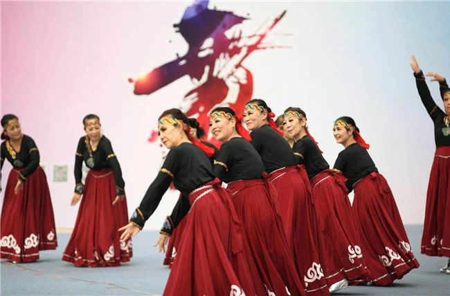 第三届“牛栏山杯”群众广场舞决赛现场表演