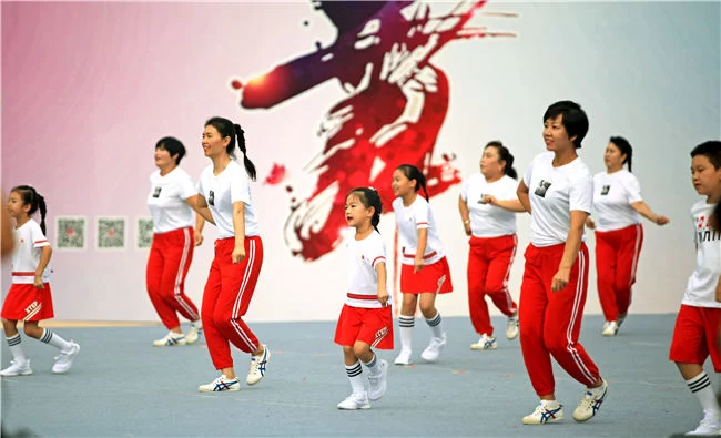 第三届“牛栏山杯”群众广场舞决赛现场表演