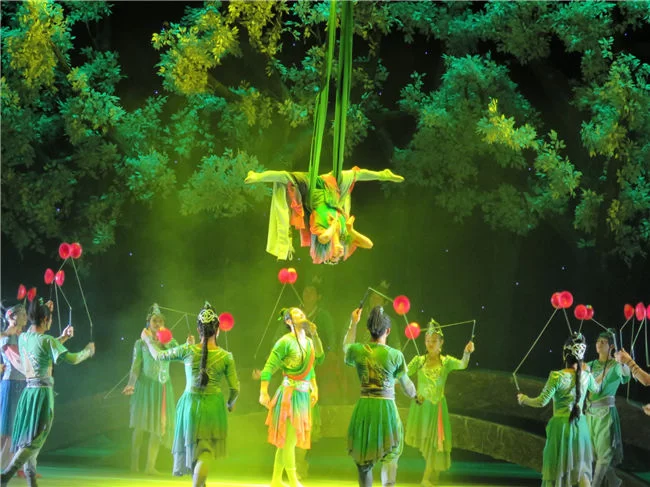 《小桥 流水 人家》:用杂技诠释海上丝路爱情故事(图1) 《小桥 流水 人家》演出照