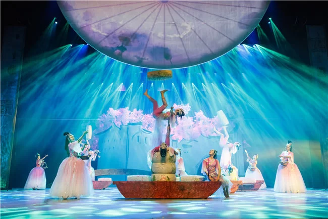 《小桥 流水 人家》:用杂技诠释海上丝路爱情故事(图2) 《小桥 流水 人家》演出照