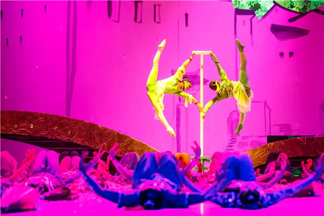 《小桥 流水 人家》:用杂技诠释海上丝路爱情故事(图6) 《小桥 流水 人家》演出照