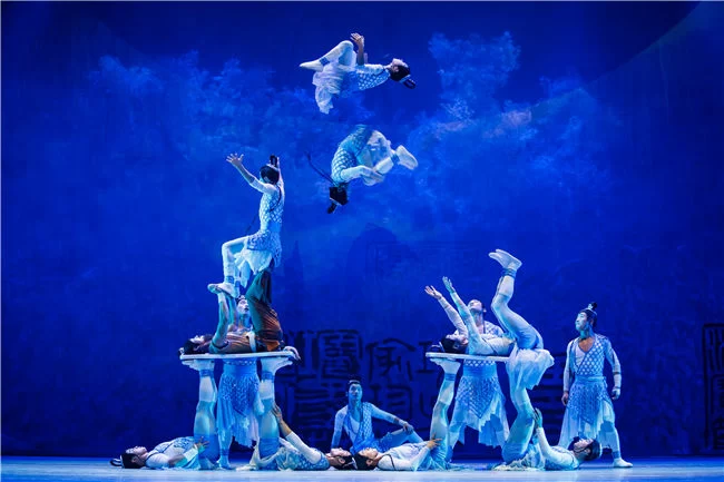 《小桥 流水 人家》:用杂技诠释海上丝路爱情故事(图3) 《小桥 流水 人家》演出照