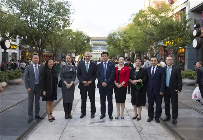 嘉宾参观华韵非遗博览园合影