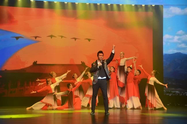 让城市添情怀 为文艺塑名家(图1) (图:赵建华演唱《百年一梦》)