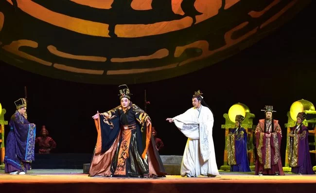 壮乡优秀剧目在京展演掀起“广西风潮”(图1) 新编历史桂剧《七步吟》剧照