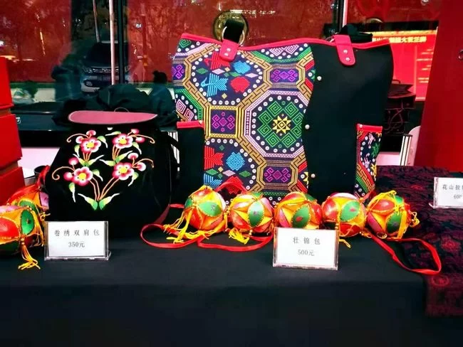 壮乡优秀剧目在京展演掀起“广西风潮”(图3) 演出现场广西民族文化展