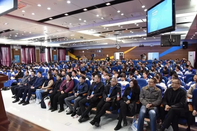 探讨发展新模式 推动走向新高度——2018年海淀艺术教育国际研讨会举办(图1) 论坛生源基地实验学校签约挂牌仪式